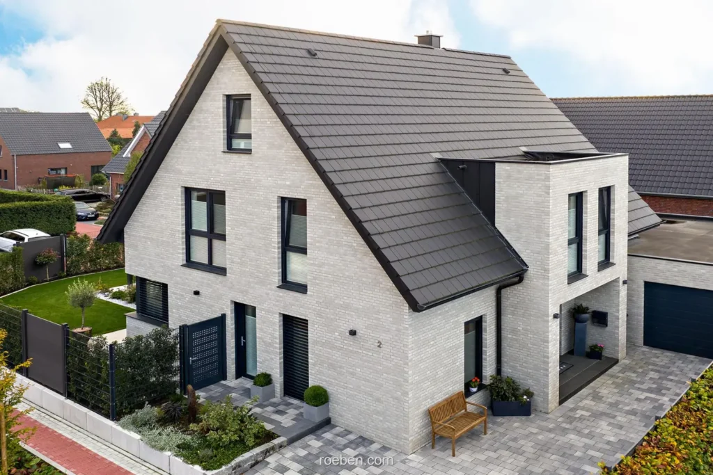 Casa acoperita cu BERGAMO anthrazit Roben